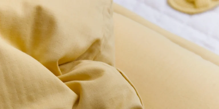 What textures do different materials of quilt covers and bed sheets have respectively?